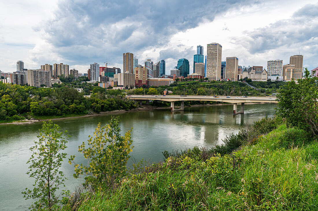 Skyline von Edmonton über dem North Saskatchewan River, Alberta, Kanada, Nordamerika