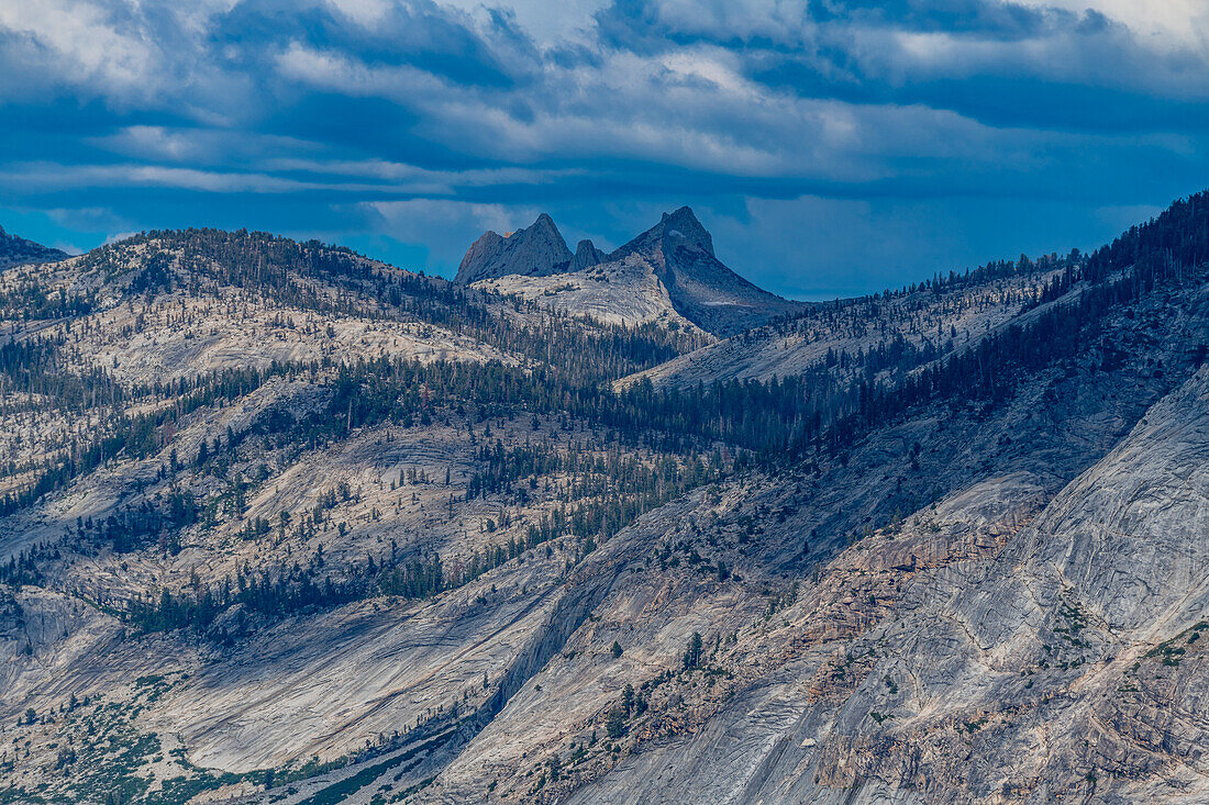 Blick über die Granitgipfel des Yosemite-Nationalparks, UNESCO-Welterbe, Kalifornien, Vereinigte Staaten von Amerika, Nordamerika