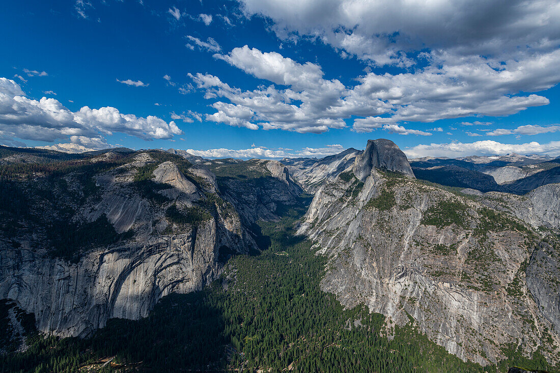 Blick über den Yosemite-Nationalpark mit dem Half Dome, UNESCO-Welterbe, Kalifornien, Vereinigte Staaten von Amerika, Nordamerika