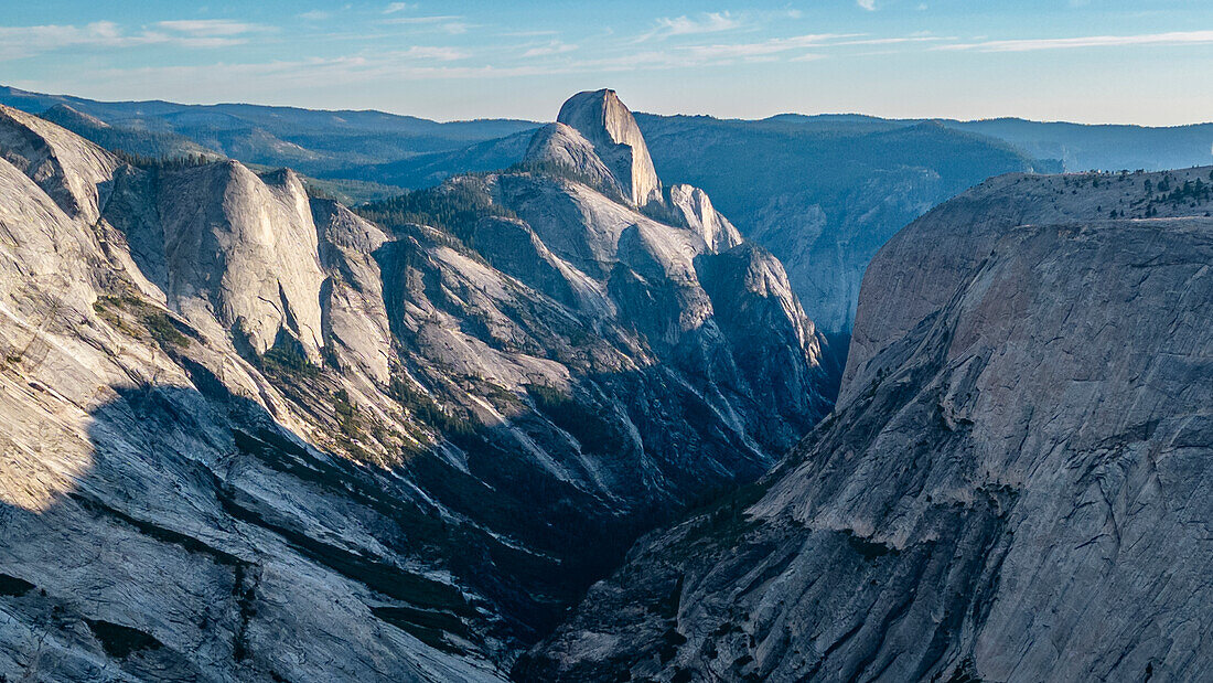 Granitberge mit Half Dome im Hintergrund, Yosemite-Nationalpark, UNESCO-Weltnaturerbe, Kalifornien, Vereinigte Staaten von Amerika, Nordamerika