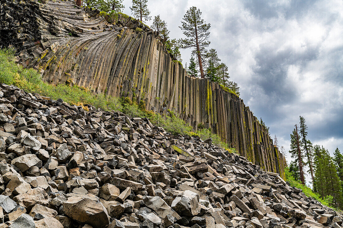 Felsformation aus Säulenbasalt, Devils Postpile National Monument, Mammoth Mountain, Kalifornien, Vereinigte Staaten von Amerika, Nordamerika