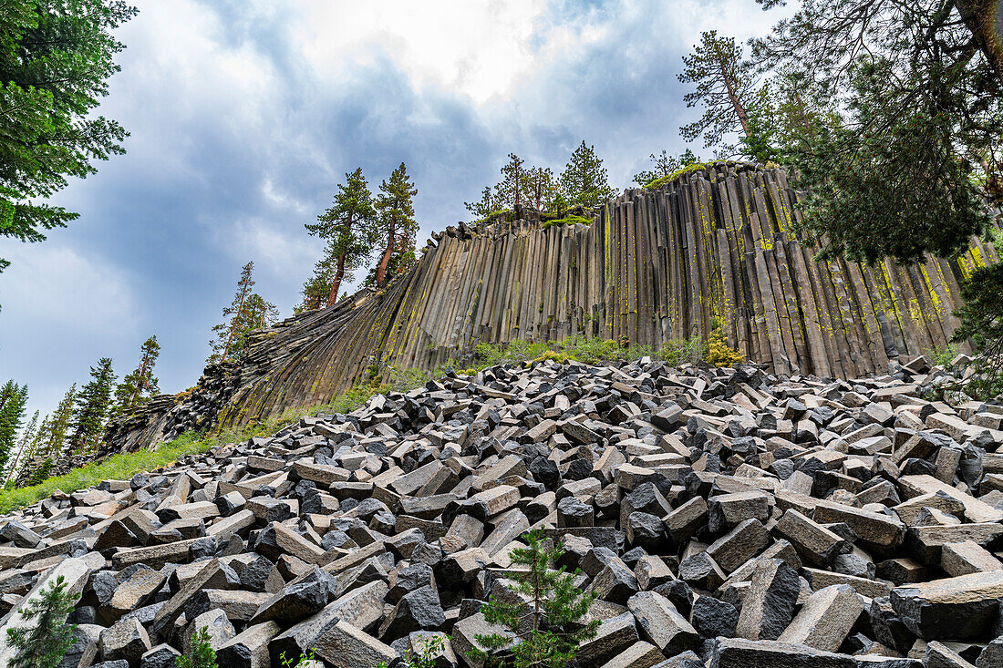 Felsformation aus Säulenbasalt, Devils Postpile National Monument, Mammoth Mountain, Kalifornien, Vereinigte Staaten von Amerika, Nordamerika