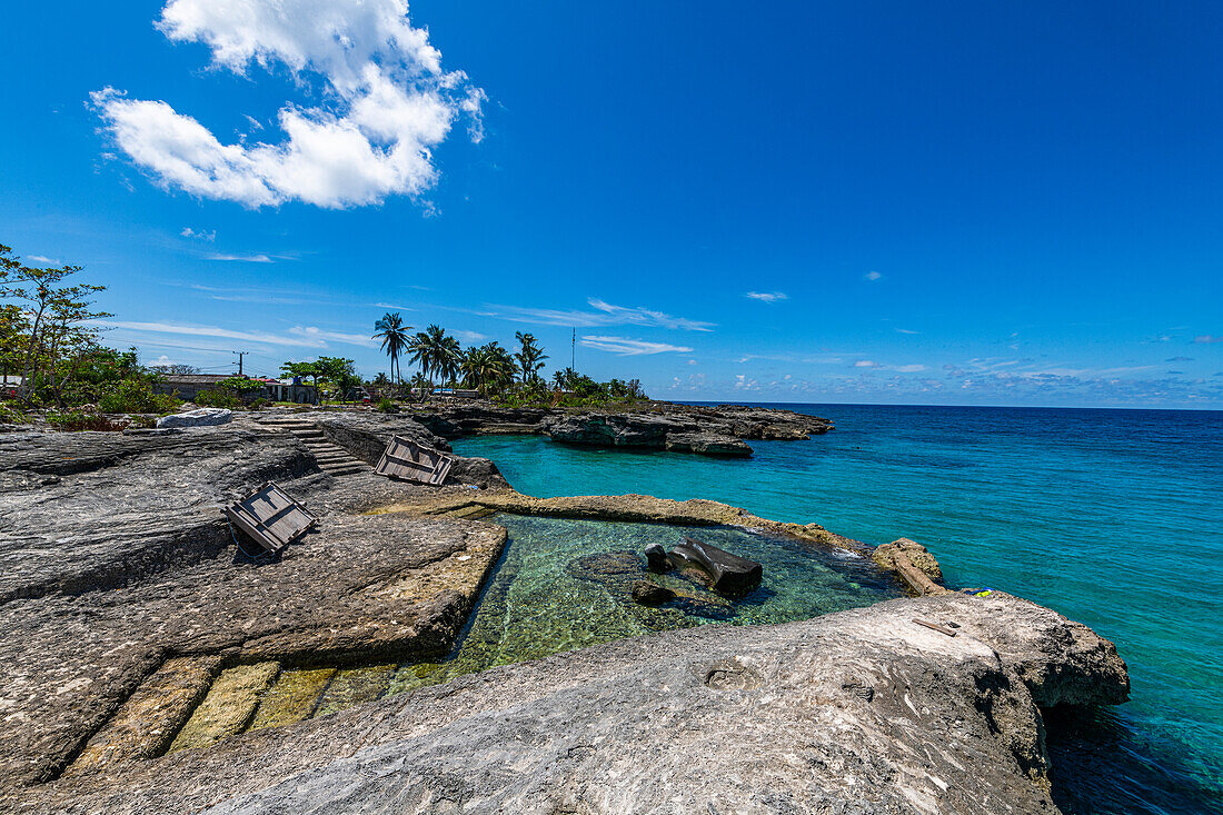 Turquoise rocky bay, Parque Nacional Marino de Punta Frances Punta Pedernales, Isla de la Juventud (Isle of Youth), Cuba, West Indies, Central America