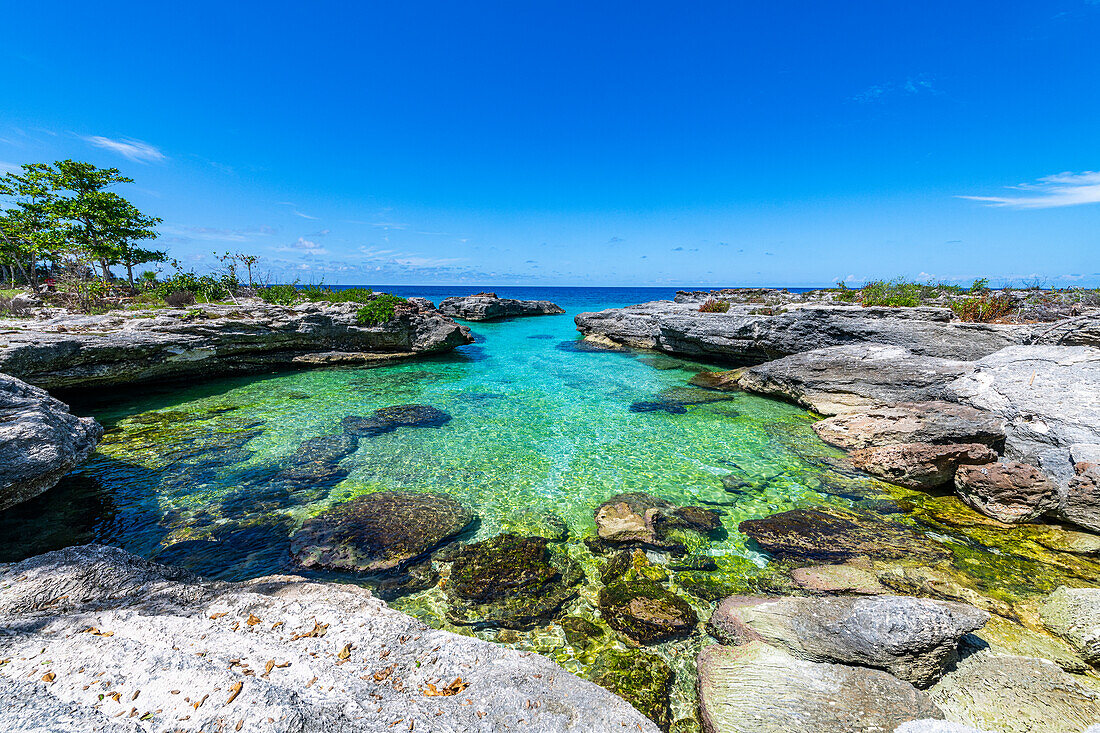 Turquoise rocky bay, Parque Nacional Marino de Punta Frances Punta Pedernales, Isla de la Juventud (Isle of Youth), Cuba, West Indies, Central America