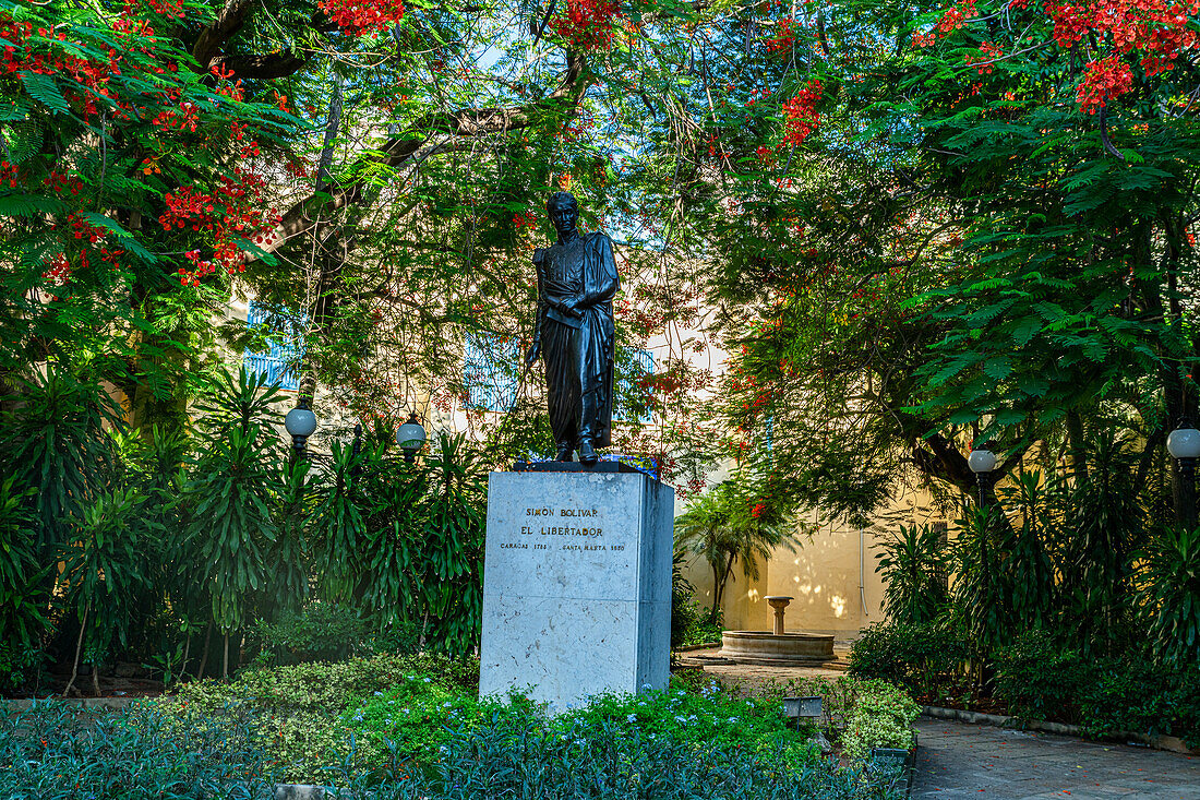 Statue von Simon Bolivar in einem kleinen Park in der Altstadt von Havanna, Kuba, Westindische Inseln, Mittelamerika