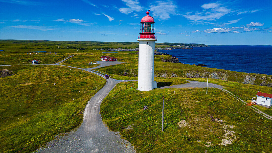 Luftaufnahme des Cape Race-Leuchtturms, Mistaken Point, UNESCO-Welterbestätte, Avalon-Halbinsel, Neufundland, Kanada, Nordamerika