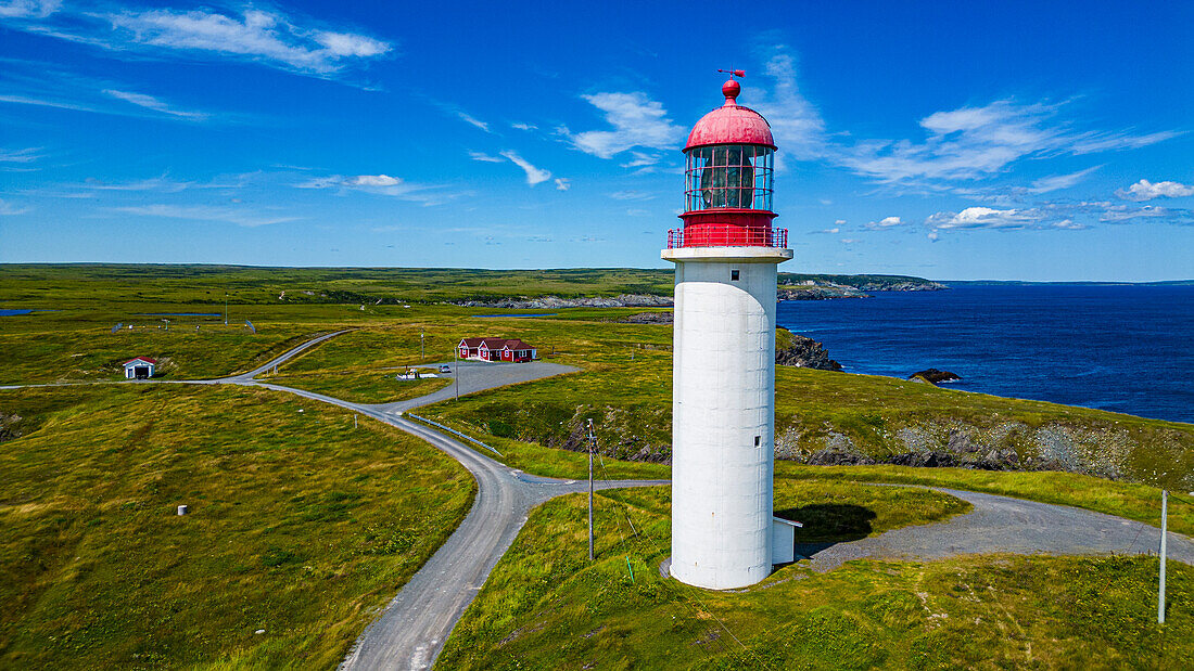 Luftaufnahme des Cape Race-Leuchtturms, Mistaken Point, UNESCO-Welterbestätte, Avalon-Halbinsel, Neufundland, Kanada, Nordamerika