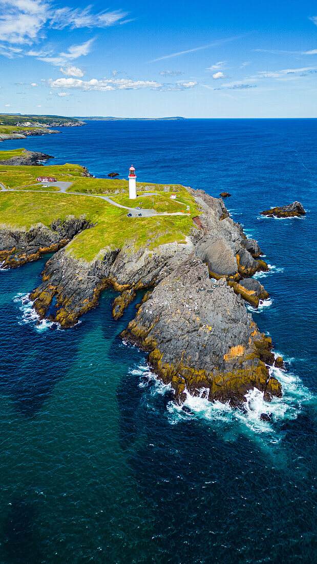 Luftaufnahme des Cape Race-Leuchtturms, Mistaken Point, UNESCO-Welterbestätte, Avalon-Halbinsel, Neufundland, Kanada, Nordamerika