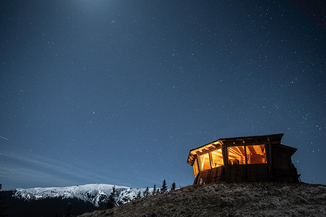 Comisu Wildlife Hide in der Nacht, Fagaras-Gebirge, Kreis Arges, Muntenia, Rumänien, Europa