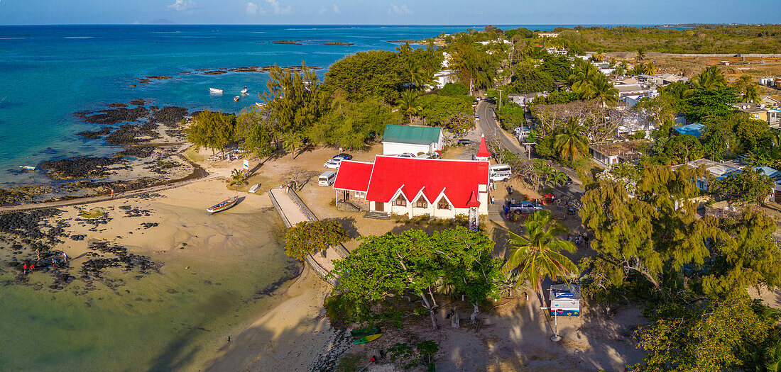 Luftaufnahme von Notre-Dame Auxiliatrice de Cap Malheureux, Cap Malheureux, Mauritius, Indischer Ozean, Afrika