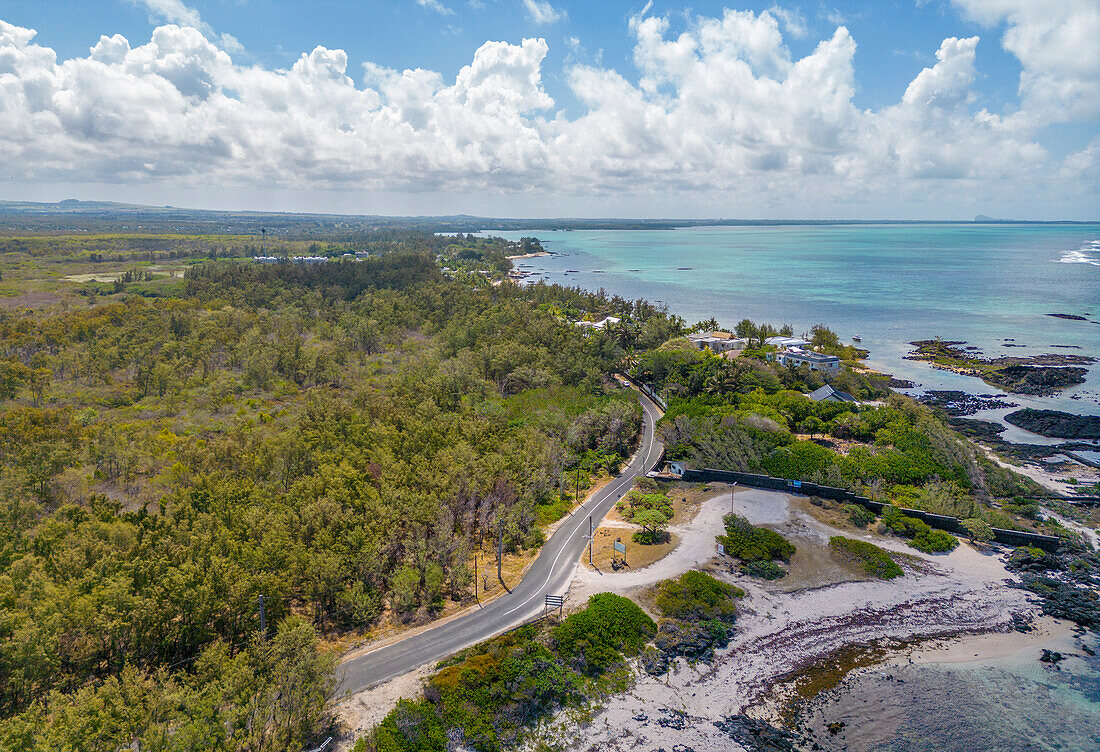 Luftaufnahme der Küstenlinie in der Nähe des öffentlichen Strandes von Poste La Fayette, Mauritius, Indischer Ozean, Afrika