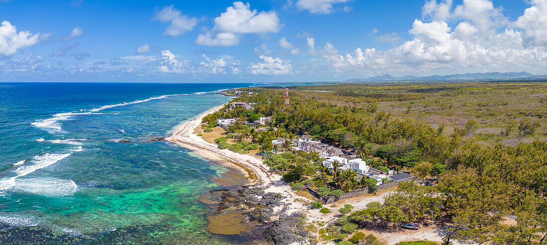 Luftaufnahme der Küstenlinie in der Nähe des öffentlichen Strandes von Poste La Fayette, Mauritius, Indischer Ozean, Afrika