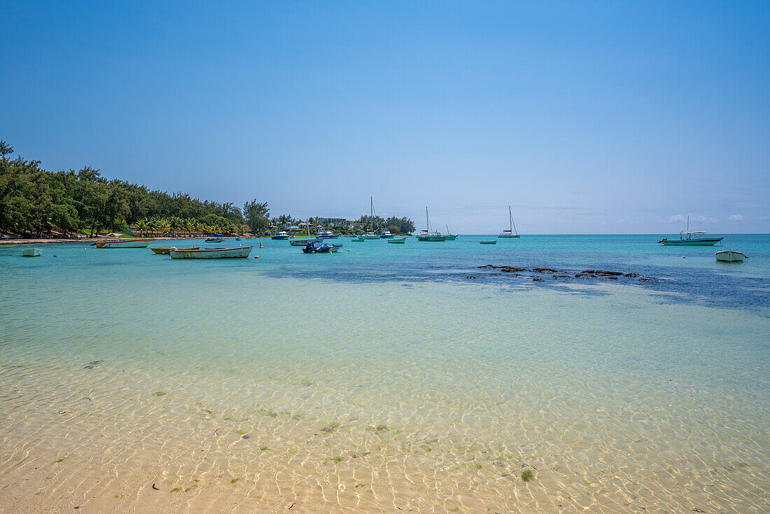 Blick auf den Strand und den türkisfarbenen Indischen Ozean an einem sonnigen Tag in Cap Malheureux, Mauritius, Indischer Ozean, Afrika