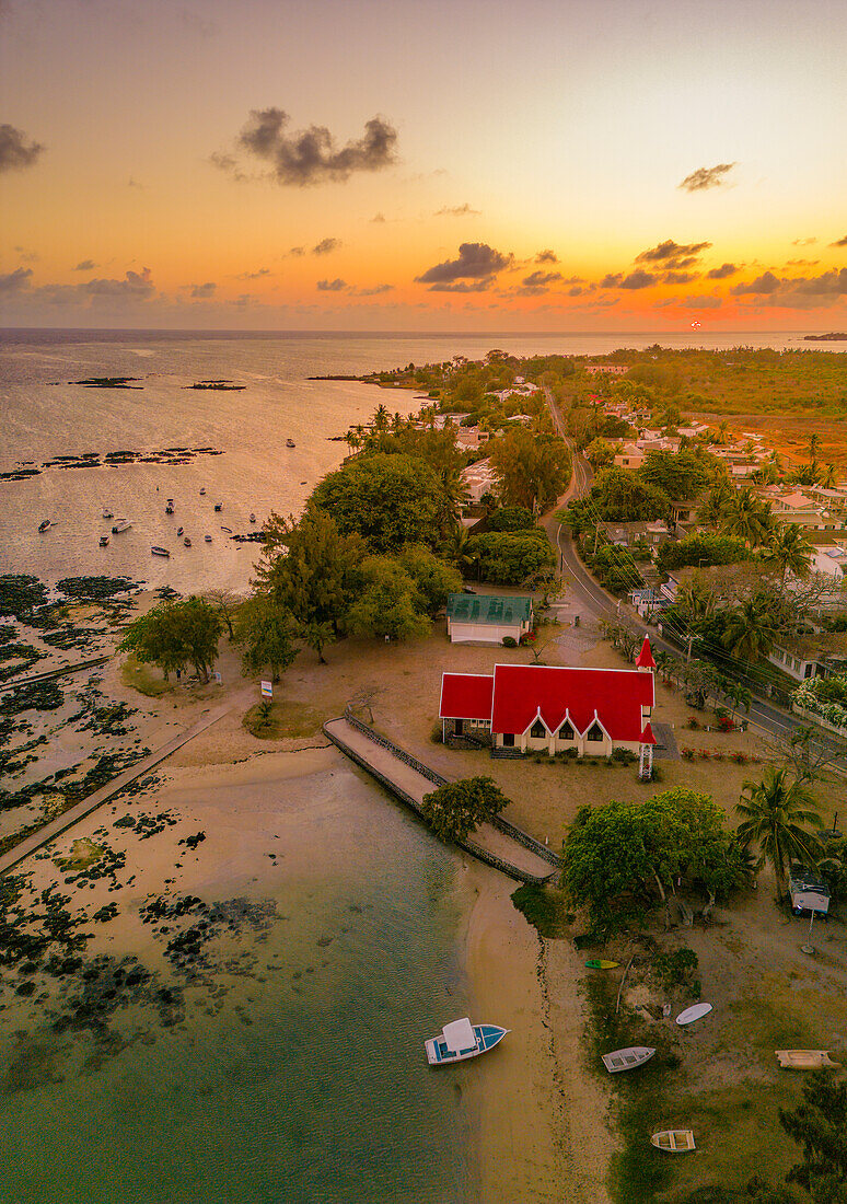 Luftaufnahme von Notre-Dame Auxiliatrice de Cap Malheureux bei Sonnenaufgang, Cap Malheureux, Mauritius, Indischer Ozean, Afrika