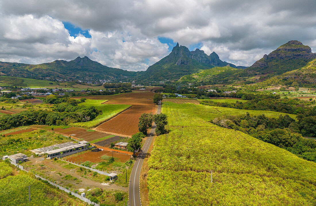Luftaufnahme des Long Mountain und der Felder am Long Mountain, Mauritius, Indischer Ozean, Afrika