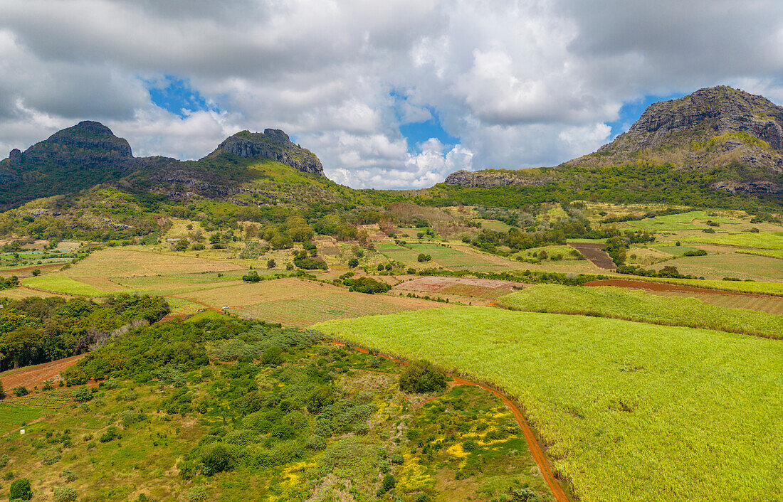 Luftaufnahme des Long Mountain und der Felder am Long Mountain, Mauritius, Indischer Ozean, Afrika