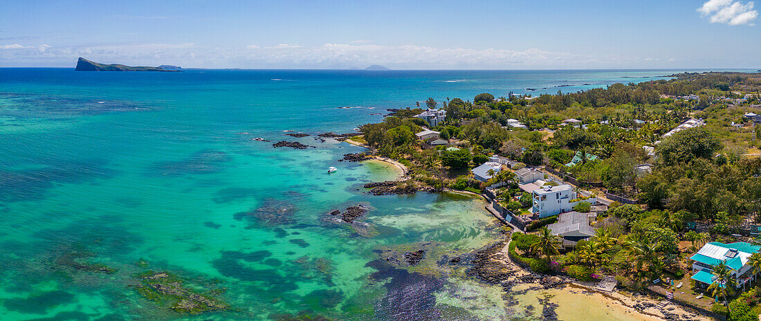 Luftaufnahme von Küstenlinie, Strand und türkisfarbenem Wasser am Cap Malheureux, Mauritius, Indischer Ozean, Afrika