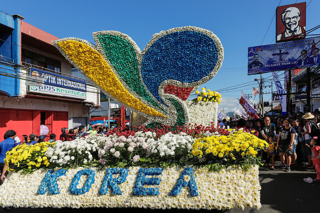 Koreanischer Festwagen bei der jährlichen Parade des Tomohon International Flower Festival in der Stadt, die das Herz der nationalen Blumenzucht ist, Tomohon, Nordsulawesi, Indonesien, Südostasien, Asien