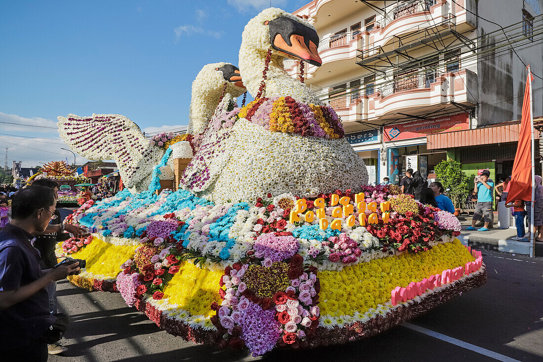 Festwagen mit großen Blumenschwänen bei der jährlichen Parade des Internationalen Blumenfestes von Tomohon in der Stadt, die das Herz der nationalen Blumenzucht ist, Tomohon, Nordsulawesi, Indonesien, Südostasien, Asien