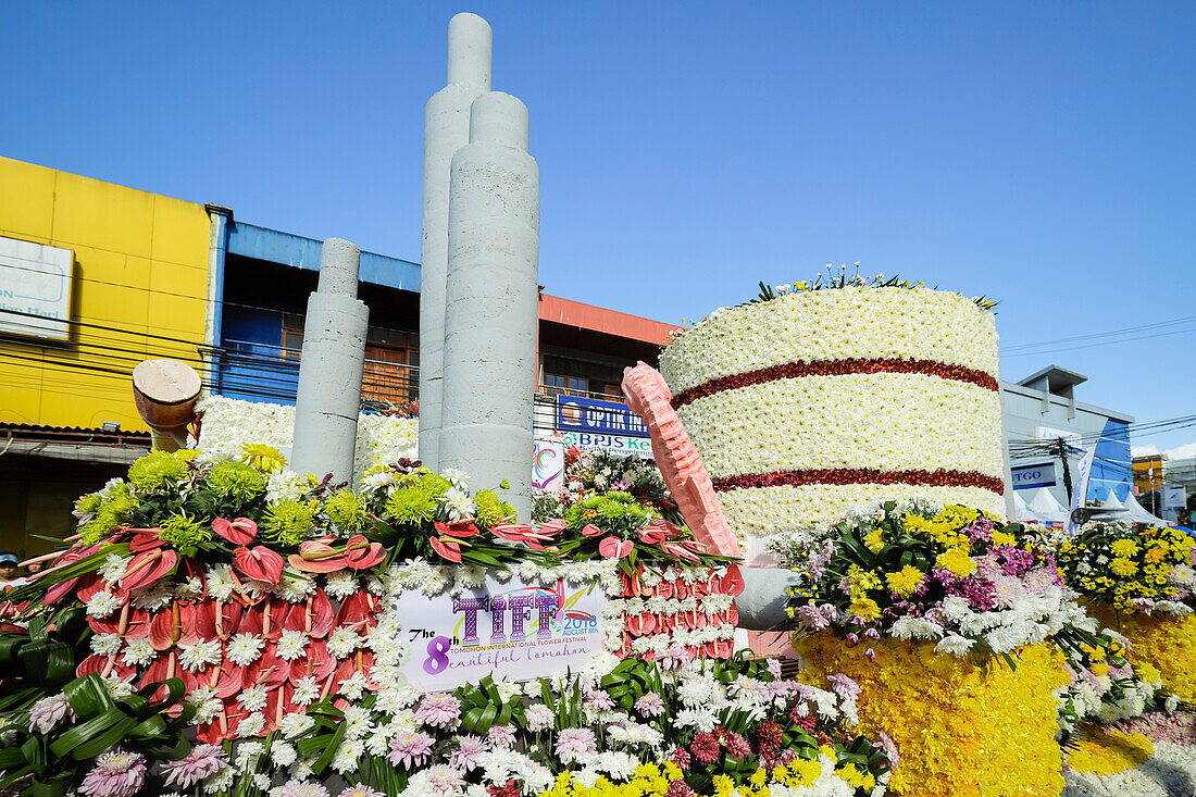 Wagen von Pertamina, dem nationalen Energieunternehmen, bei der jährlichen Parade des Internationalen Blumenfestes von Tomohon in der Stadt, die das Herz der nationalen Blumenzucht ist, Tomohon, Nordsulawesi, Indonesien, Südostasien, Asien
