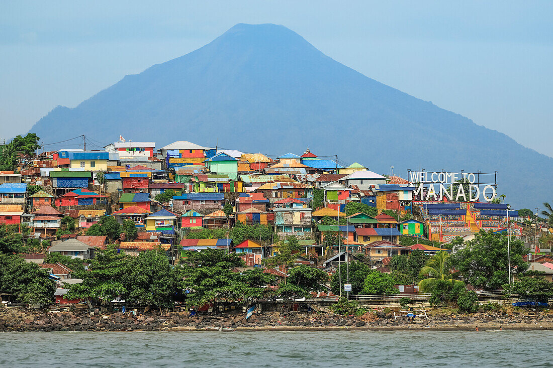 Schild "Willkommen in Manado" an der Hafeneinfahrt der Provinzhauptstadt im Norden von Sulawesi, Manado, Nordsulawesi, Indonesien, Südostasien, Asien