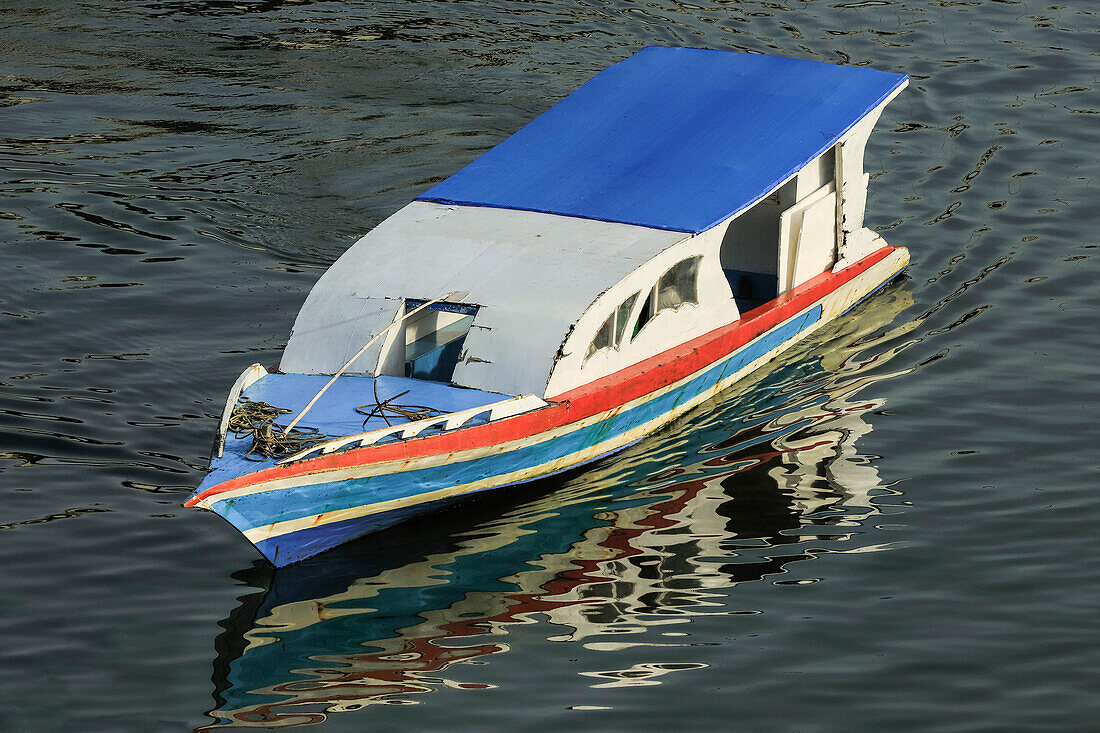 Typisches, farbenfrohes, überdachtes Fährboot im Hafen der Provinzhauptstadt im hohen Norden von Sulawesi, Manado, Nordsulawesi, Indonesien, Südostasien, Asien