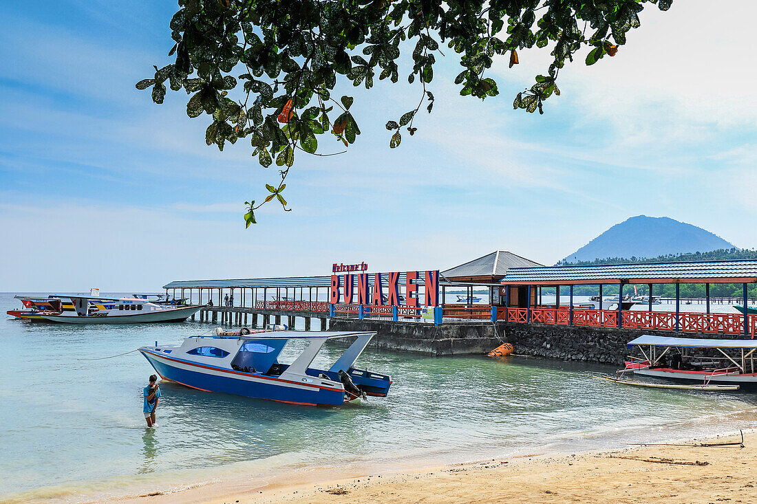 Anlegesteg und Willkommensschild für Touristenboote in der zentralen Bucht dieser beliebten Urlaubs- und Tauchinsel, Insel Bunaken, Nordsulawesi, Indonesien, Südostasien, Asien