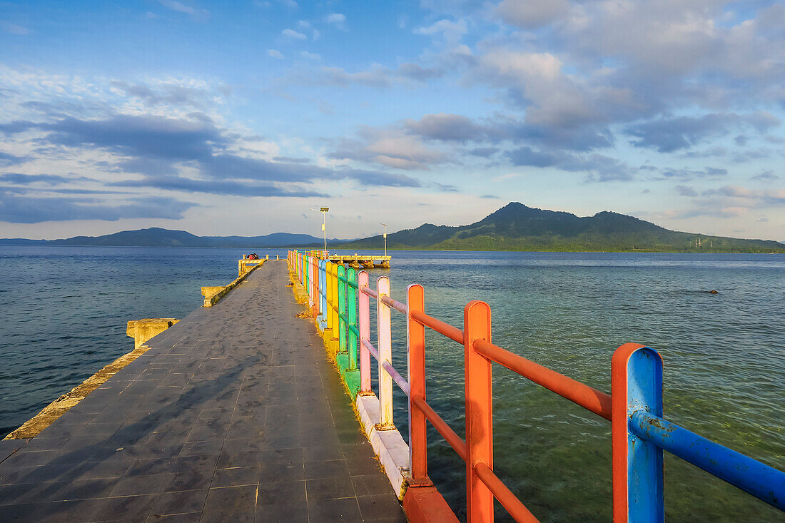 Der farbenfrohe Steg auf dieser beliebten, von Korallen gesäumten Ferieninsel und Tauchziel, Bunaken Island, Sulawesi, Indonesien, Südostasien, Asien