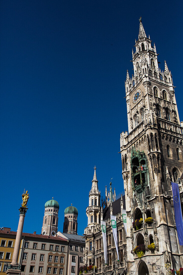 Uhrenturm mit Glockenspiel, Neues Rathaus, Marienplatz, Altstadt, München, Bayern, Deutschland, Europa