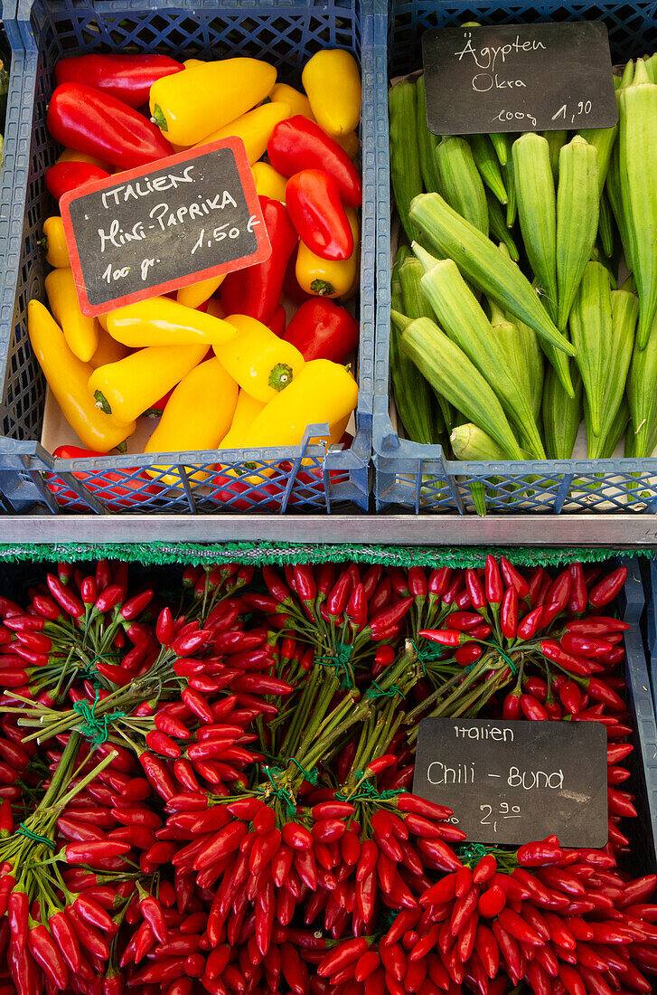 Gemüse, darunter Okra, Paprika und Chili zum Verkauf, Viktualienmarkt, Altstadt, München, Bayern, Deutschland, Europa
