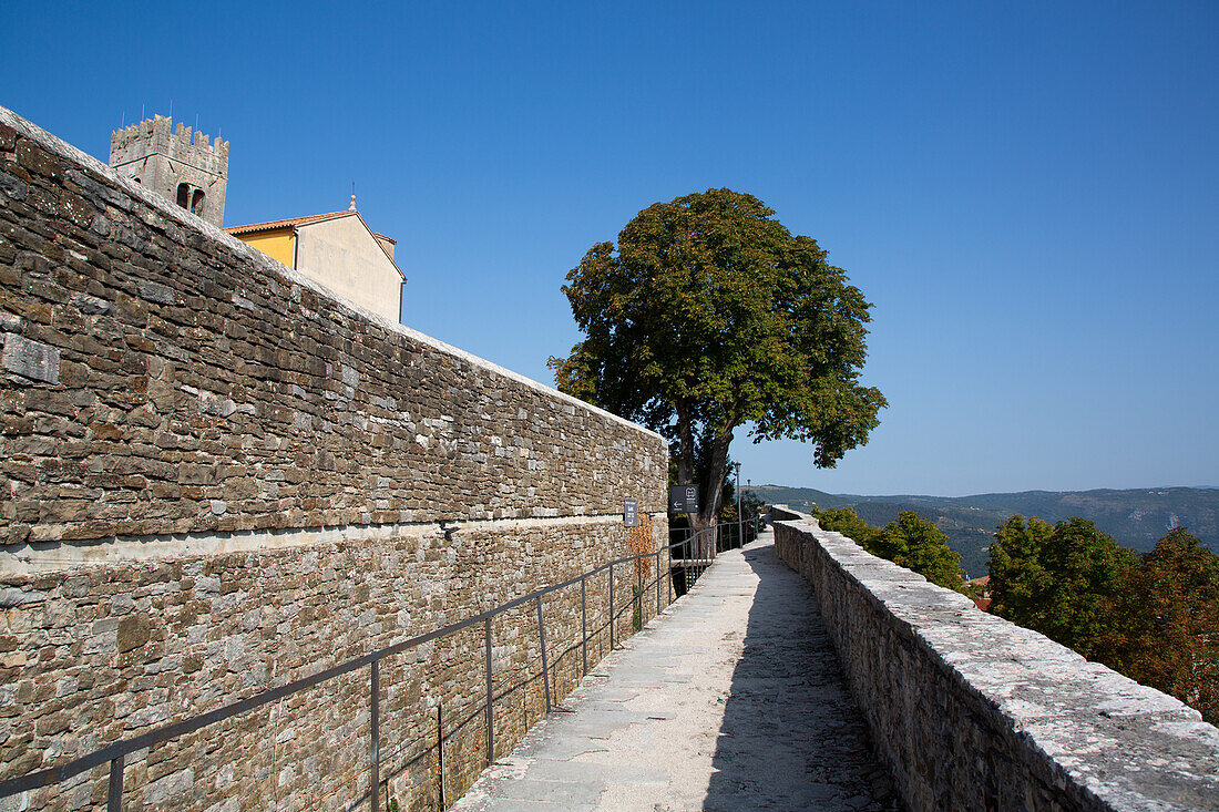 Gehweg, oberer Teil der Stadtmauer, 13. Jahrhundert, Motovun, Zentralistrien, Kroatien, Europa