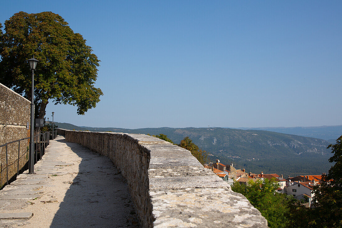 Gehweg, Spitze der Stadtmauer aus dem 13. Jahrhundert, Motovun, Zentralistrien, Kroatien, Europa