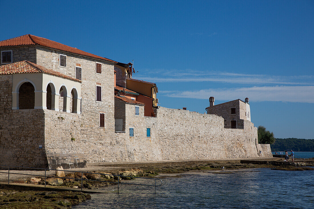 Uferpromenade und Belvedere Historische Stätte, aus dem Jahre 1649, Altstadt, Novigrad, Kroatien, Europa