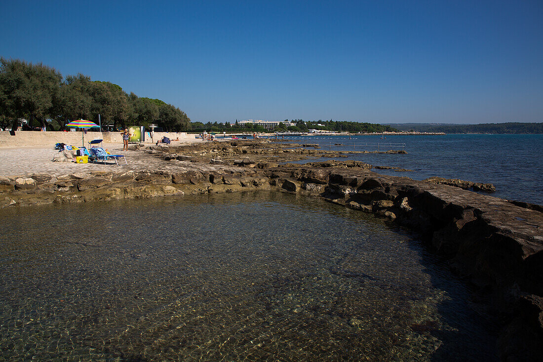 Menschen und Badeplatz am Meer, Altstadt, Novigrad, Kroatien, Europa