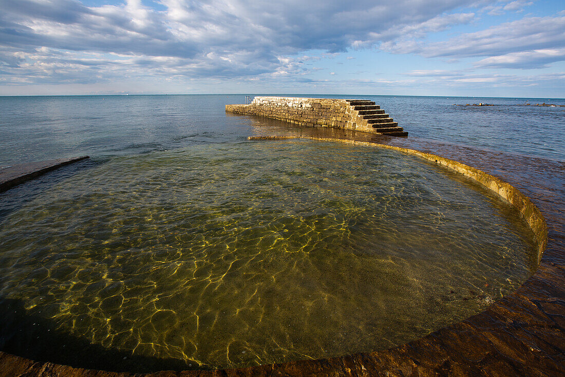 Badeplatz am Meer, Altstadt, Novigrad, Kroatien, Europa