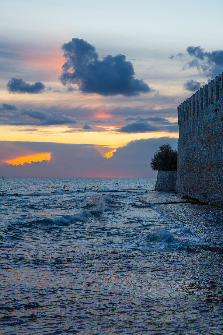 Sonnenuntergang, Äußere Mauer rechts, Altstadt, Novigrad, Kroatien, Europa