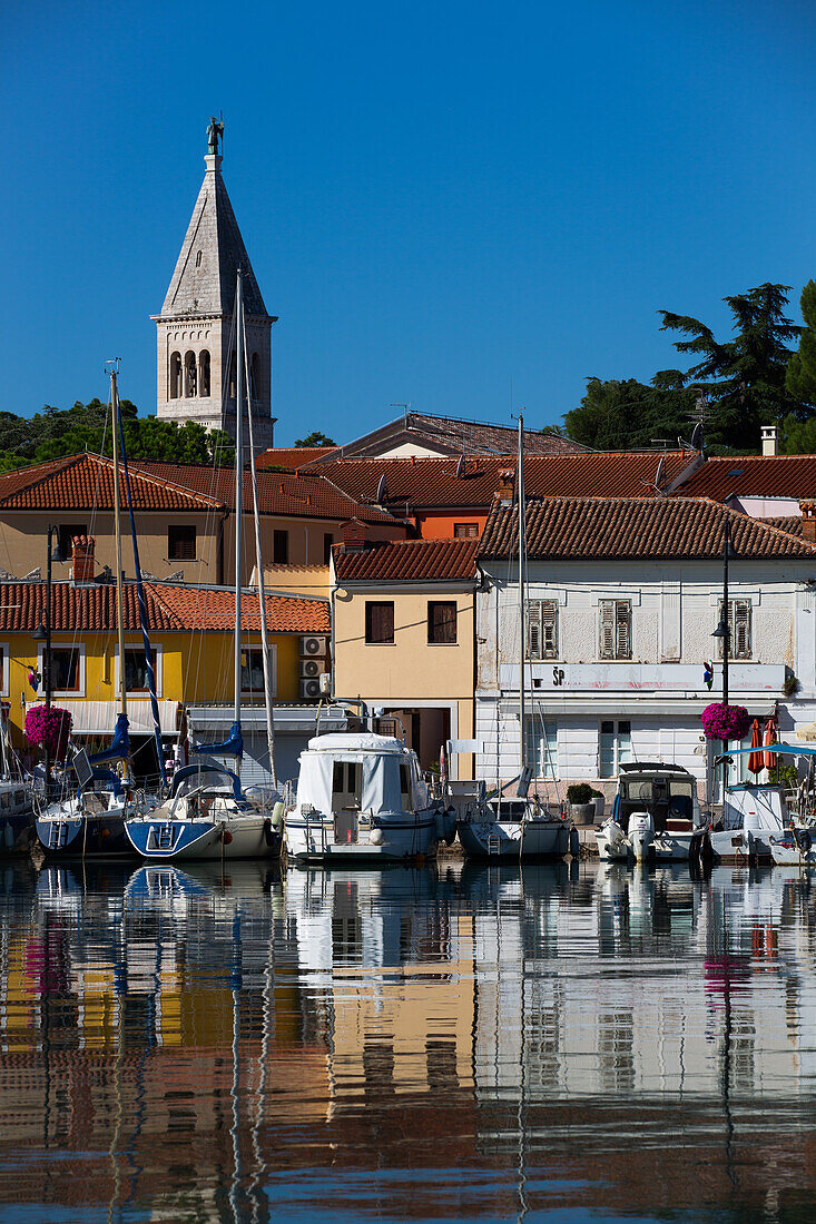 Vergnügungsboote, Jachthafen, Novigrad Hafen, Turm der St. Pelagius Kirche im Hintergrund, Altstadt, Novigrad, Kroatien, Europa