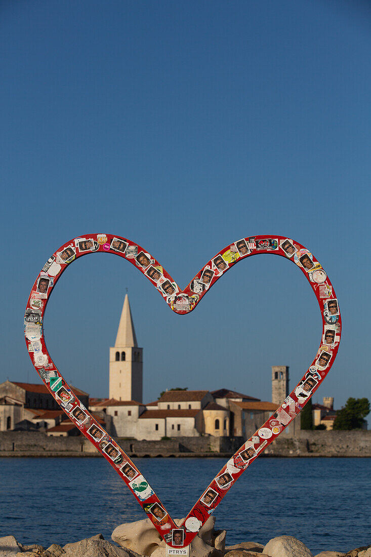 Liebessymbol, rotes Herz, Turm der Euphrasius-Basilika im Hintergrund, Altstadt, Porec, Kroatien, Europa