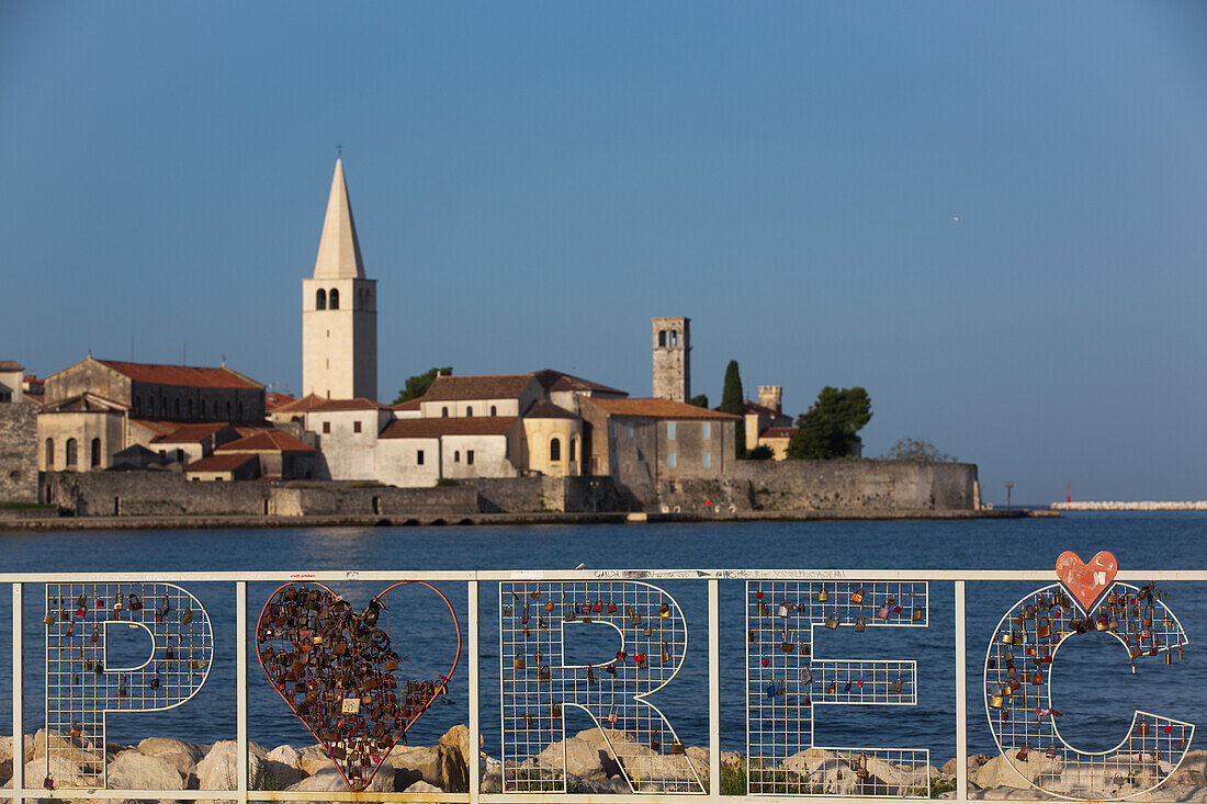 Kroatien-Zeichen, Turm der Euphrasius-Basilika im Hintergrund, Altstadt, Porec, Kroatien, Europa
