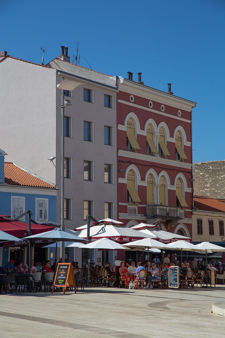 Restaurant im Freien, Altstadt, Porec, Kroatien, Europa