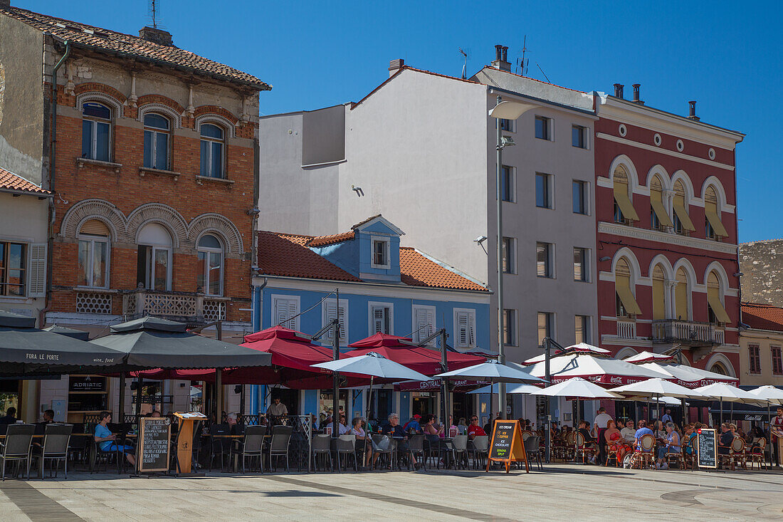 Restaurant im Freien, Altstadt, Porec, Kroatien, Europa