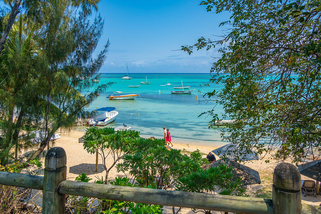 Blick auf den Strand und den türkisfarbenen Indischen Ozean an einem sonnigen Tag in Cap Malheureux, Mauritius, Indischer Ozean, Afrika