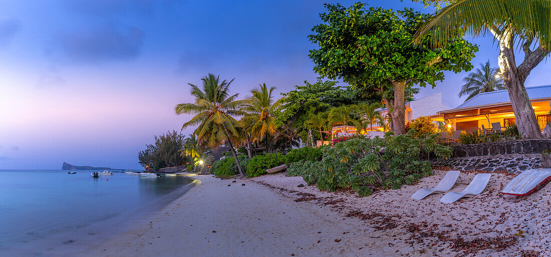 Blick auf ein Strandhaus in der Abenddämmerung in Cap Malheureux, Mauritius, Indischer Ozean, Afrika