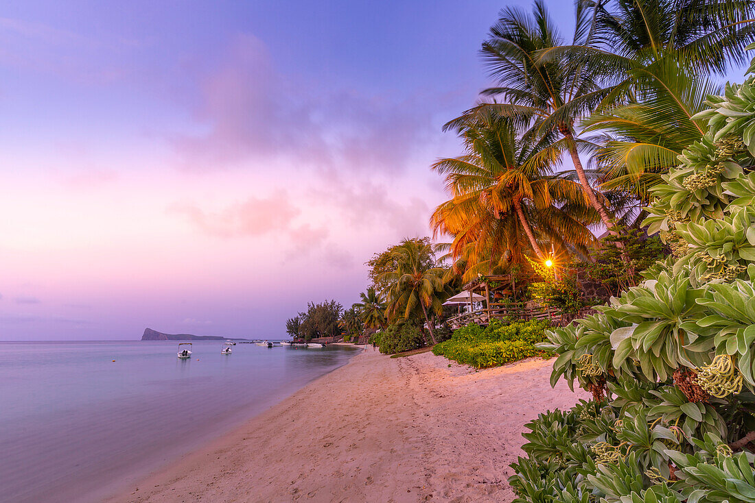Blick auf den Strand und den Indischen Ozean in der Abenddämmerung in Cap Malheureux, Mauritius, Indischer Ozean, Afrika