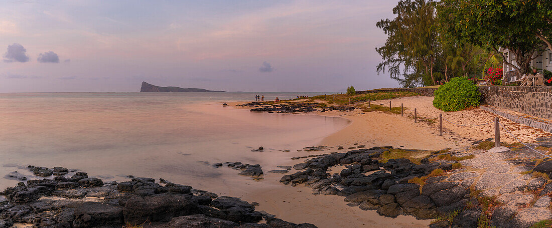 Blick auf den Strand und den Indischen Ozean bei Sonnenuntergang in Cap Malheureux, Mauritius, Indischer Ozean, Afrika