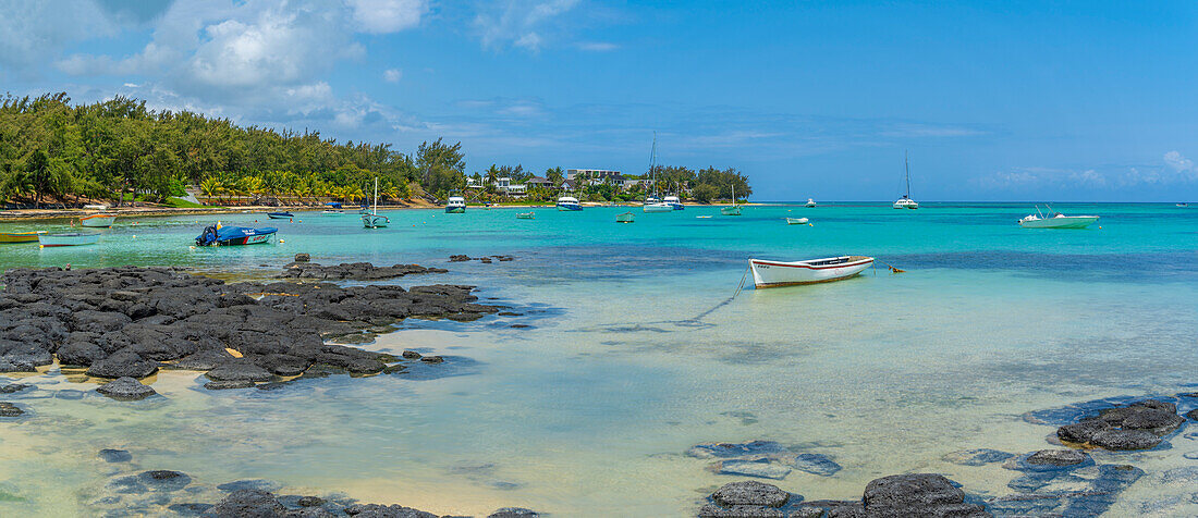 Blick auf den Strand und den türkisfarbenen Indischen Ozean an einem sonnigen Tag in Cap Malheureux, Mauritius, Indischer Ozean, Afrika