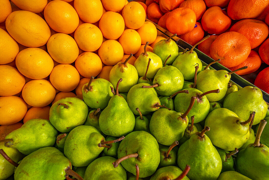 View of produce including pears and oranges on market stall in Central Market in Port Louis, Port Louis, Mauritius, Indian Ocean, Africa