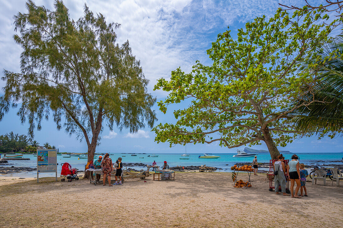Blick auf Strand und Händler an einem sonnigen Tag in Cap Malheureux, Mauritius, Indischer Ozean, Afrika