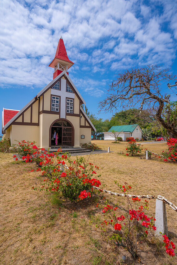 Blick auf Notre-Dame Auxiliatrice de Cap Malheureux an einem sonnigen Tag in Cap Malheureux, Mauritius, Indischer Ozean, Afrika