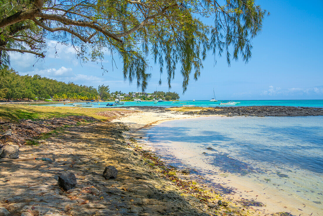 Blick auf den Strand und den türkisfarbenen Indischen Ozean an einem sonnigen Tag in Cap Malheureux, Mauritius, Indischer Ozean, Afrika